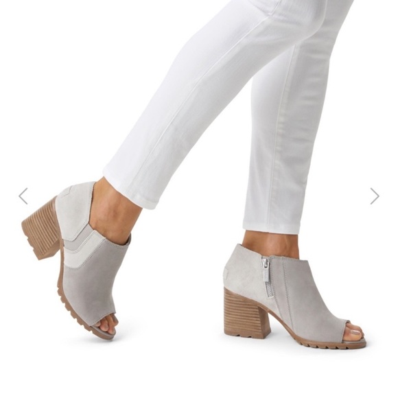 Sorel Shoes - Sorel Nadia booties in Dove color, size 8.5
